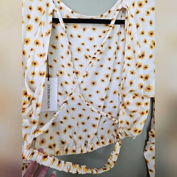 WeWoreWhat Ivory Multi Ditsy Daisies Billow Sleeve Open Back Top, Size Large - Picture 12 of 17
